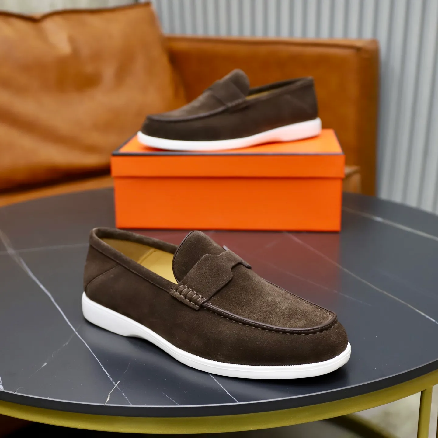 Ex-factory price: 540💰Hermès/Hermès slip-on men's shoes. This shoe is made of imported cow suede leather, with simple and smooth lines, and a 3CM rubber foam ultra-light sole combined with aerodynamic design! Youthful and fashionable, H button decoration, contrasting leather embellishment on the heel, calf lining to gently wrap your feet, with embossed logo cowhide feet, leather rock strips, casual and urban style, highlighting youthful vitality, sports and leisure version, super versatile Size number: 38-39-40-41-42-43-44 Standard leather shoe size (45 can be customized but does not support returns)